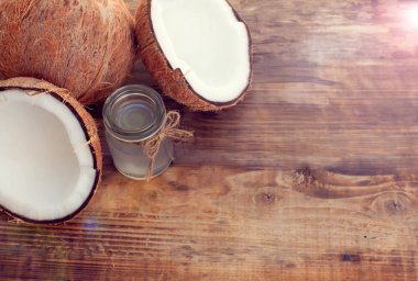 Tahta masada hindistan cevizi ve hindistan cevizi sütü.