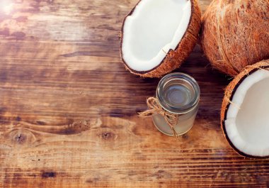 Tahta masada hindistan cevizi ve hindistan cevizi sütü.