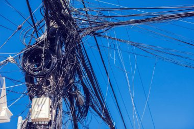 Direkte dağınık elektrik kabloları.