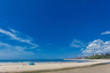 Geleneksel Vietnam teknesi sahilde