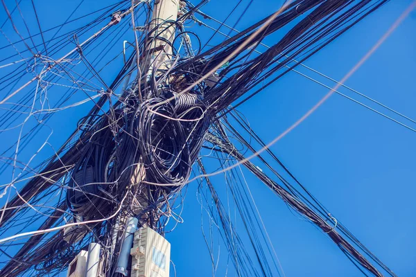 Câblage Électrique Désordonné Sur Poteau — Photo