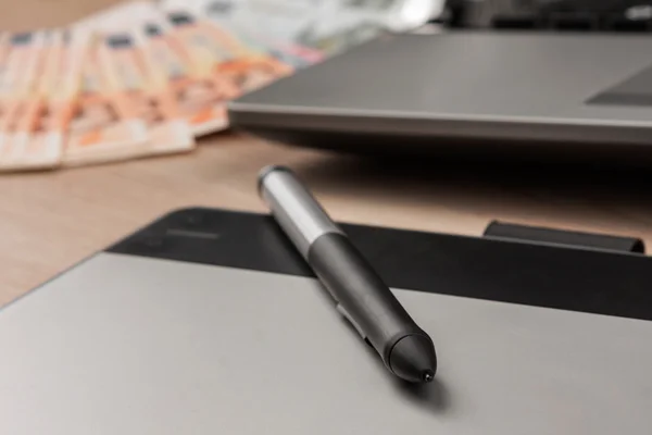 Schreibtisch, Stift, Stift, Tablet, Geld als Hintergrund — Stockfoto