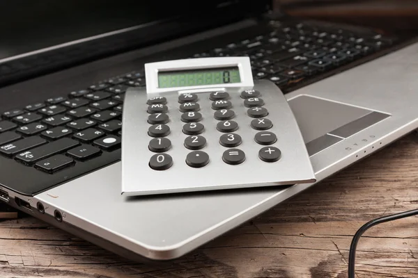 Nahaufnahme. Taschenrechner liegt auf einer Laptop-Tastatur — Stockfoto