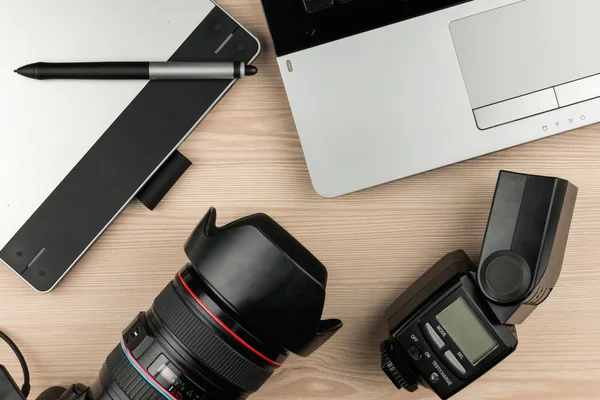 Mesa de trabalho fotógrafo vista superior, superfície de madeira — Fotografia de Stock