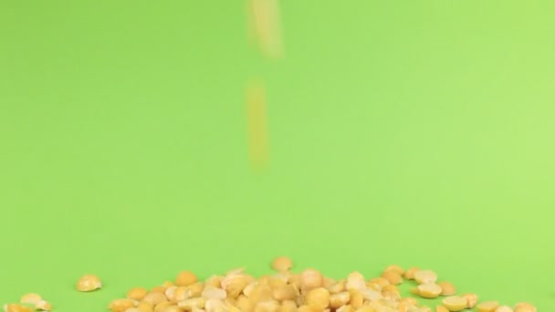 Pois à grains tombants sur un tas de pois sur un écran vert — Video