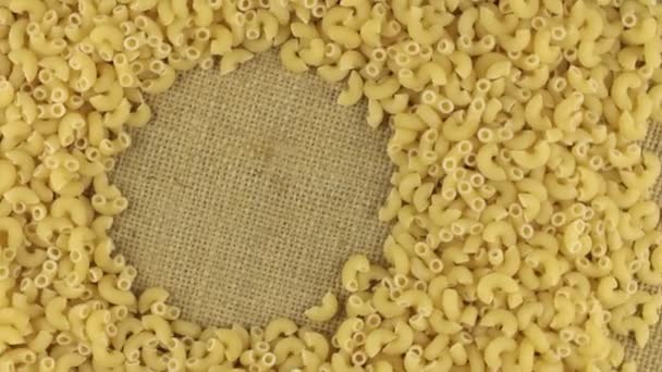 Rotation av pasta liggande på säckväv med utrymme för din text — Stockvideo