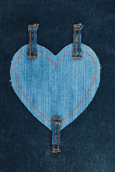 Сердце из джинсовой ткани и прикреплены три ремня на темные — стоковое фото