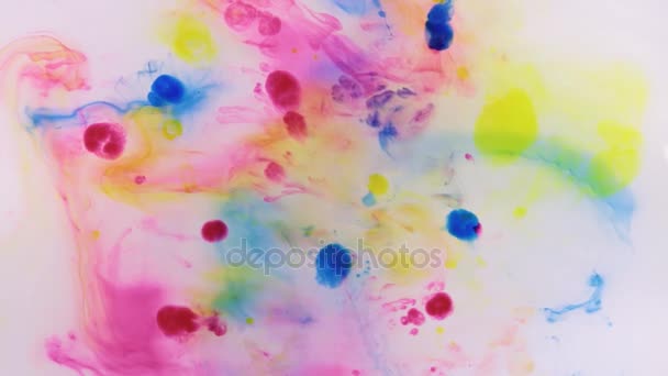 Schöne bunte Tinte im Wasser, Tintentropfen. Wind weht auf die Farbtröpfchen im Wasser. — Stockvideo