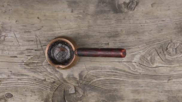 Piatti Zoom con caffè appena fatto sul tavolo di legno . — Video Stock