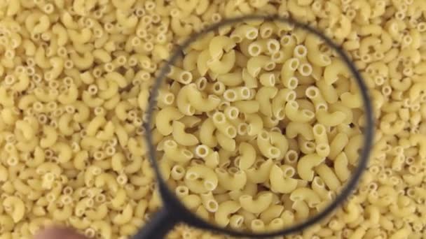 Undersökning med ett förstoringsglas som roterande pasta. — Stockvideo