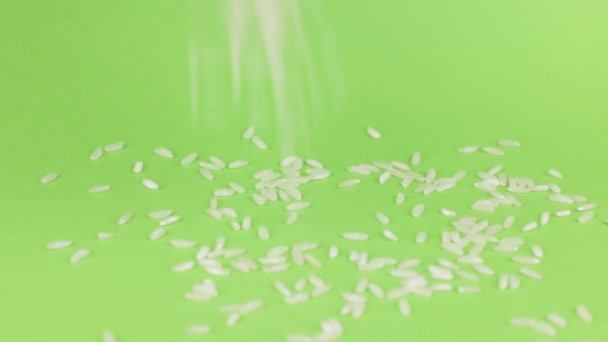 Падаючі зерна рису на купі рису на зеленому екрані . — стокове відео