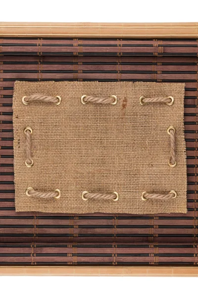 原稿の形で竹のマットの上に横たわる黄麻布製フレーム — ストック写真
