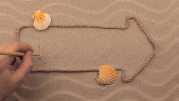 埃及铭文，指针由绳索在沙子上写的手. — 图库视频影像