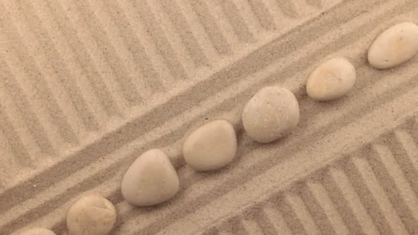 美しい照明効果。回転、線の形で砂と白の石. — ストック動画