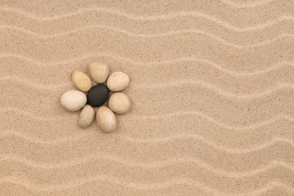 Bloem gemaakt van stenen op de duinen. — Stockfoto
