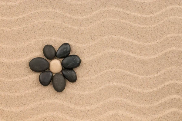 Flor hecha de piedras en las dunas de arena . — Foto de Stock