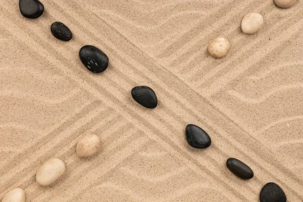 Intersección de dos líneas formadas por piedras . — Foto de Stock