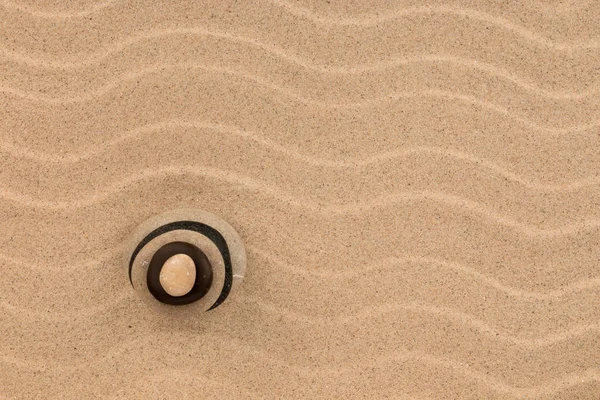 Pirámide hecha de piedras de pie sobre las dunas, como fondo . — Foto de Stock