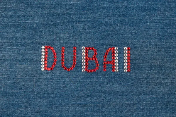 Επιγραφή: Ντουμπάι, κολλημένα στρας στο τζιν. — Φωτογραφία Αρχείου