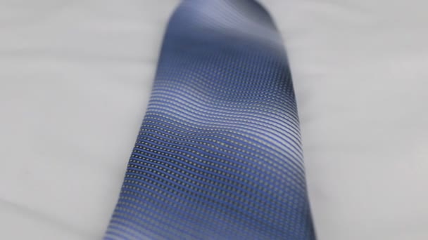 Dolly geschoten. Close-up geknoopte blauwe stropdas op een wit overhemd. — Stockvideo