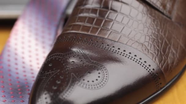 Коричневий класичний чоловіче взуття з мережива, Закри. Доллі постріл. — стокове відео