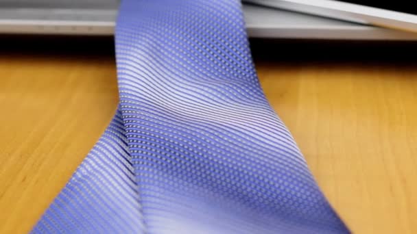Blaue Krawatte, Telefon und Brille am Laptop, Nahaufnahme. Kugelstoßer. — Stockvideo