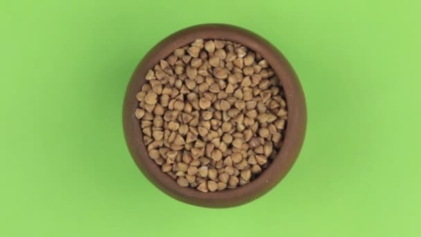 緑色の画面に分離された鍋にそば粉の粒度の回転. — ストック動画