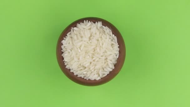 緑色の画面に分離された鍋に米の穀物の回転. — ストック動画