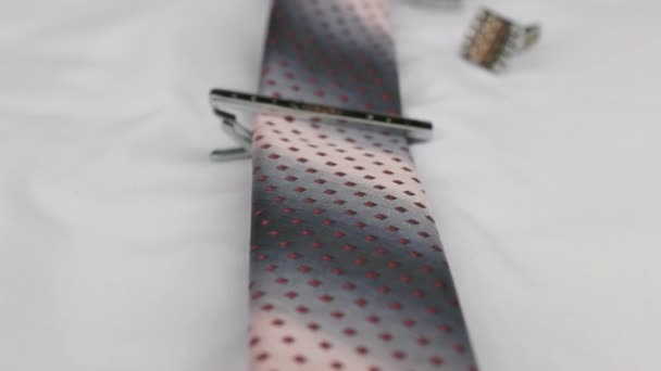 Video z červené kravaty a manžetové knoflíčky na bílou košili. Dolly zastřelen. Detail. — Stock video
