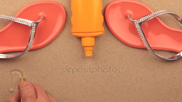 Porto Rico inscription écrite à la main sur le sable, parmi les accessoires de plage . — Video