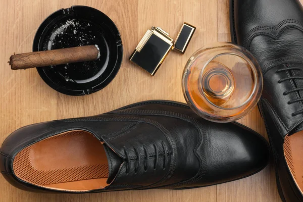 Mannelijke levensstijl. Schoenen, sigaar, lichter en alcohol. — Stockfoto
