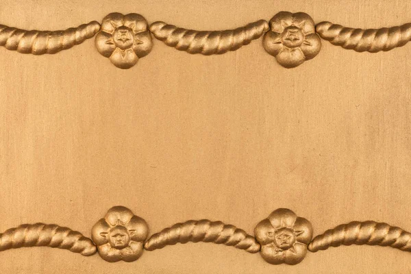 Πολυτελή Κάσια από χρυσή στόκο που βρίσκεται στην επιφάνεια του χρυσού — Φωτογραφία Αρχείου