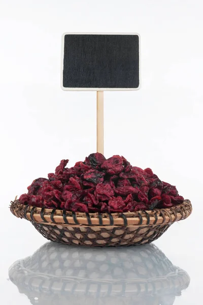 Placa com um monte de cranberry seco e sua reflexão e preço, ponteiro . — Fotografia de Stock