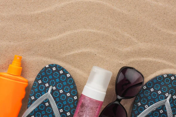Accessoires pour la plage couchée sur le sable, avec place pour votre texte . — Photo