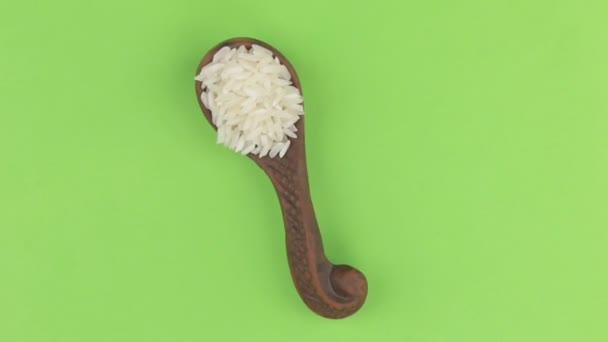 La rotación de la cuchara de barro con el grano de arroz. Clave de croma . — Vídeo de stock