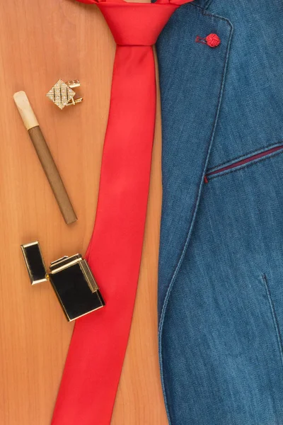 Denim jasje, cufflink, sigaar en lichtere liggend op een houten oppervlak, met ruimte voor uw tekst. — Stockfoto
