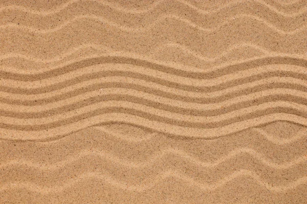 Zigzag op zand en schelpen op golvend zand. Conceptuele afbeelding. — Stockfoto
