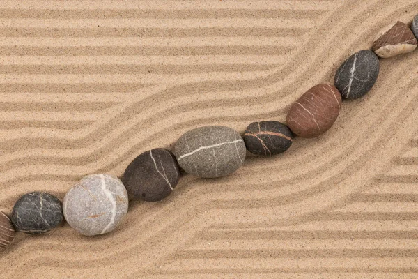 静物。条纹条纹沙滩上躺着的石头. — 图库照片