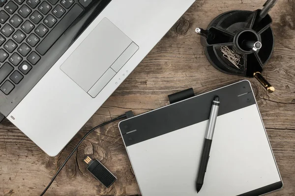 Grafické návrháře pracoviště s notebookem a grafický tablet. — Stock fotografie