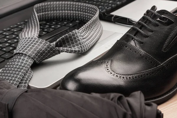 Primer plano, concéntrese en los zapatos con portátil y corbata . — Foto de Stock