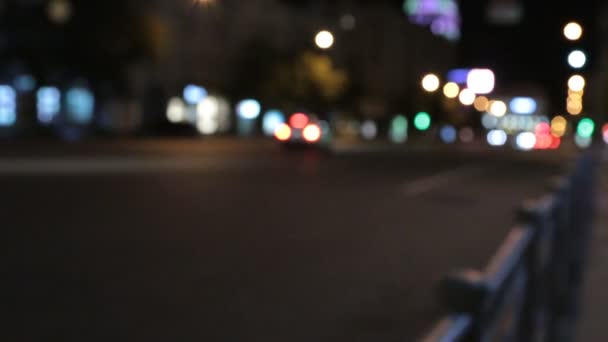 밤-bokeh 조명, 자동차, 자전거 밤에 거리에 도시 교통. — 비디오