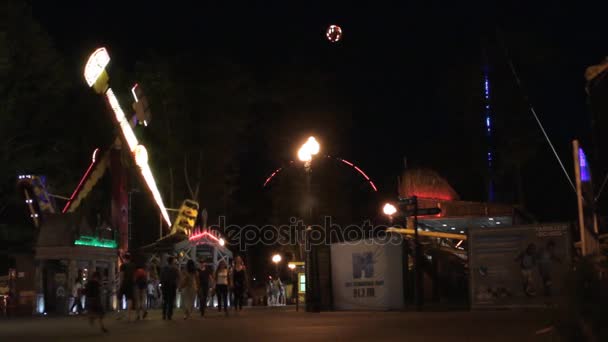 KHARKIV- 20 de julio: Parque de atracciones nocturno, atracciones . — Vídeo de stock