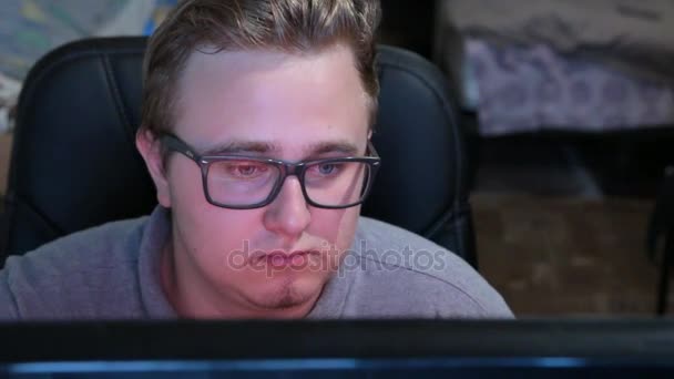 Studentin mit Brille vor dem Monitor schreibt Abschlussarbeit. — Stockvideo