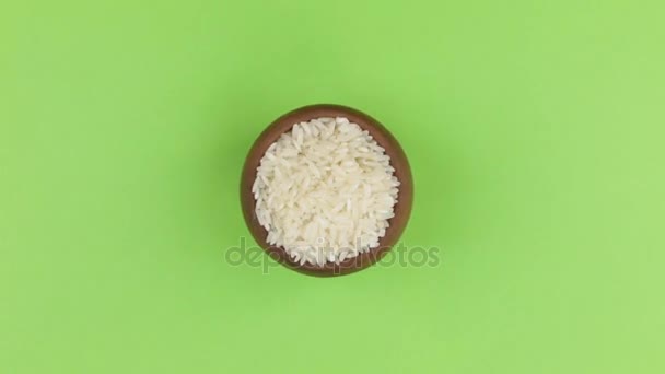 Zoom w glinianym garnku wypełnione ziarna ryżu. Na białym tle zielony ekran. — Wideo stockowe