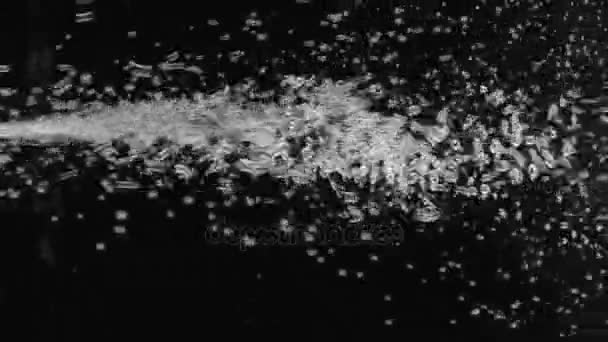 Потік білих бульбашок у чорній воді . — стокове відео