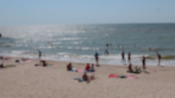 Vista borrosa de la playa desde la colina . — Vídeo de stock