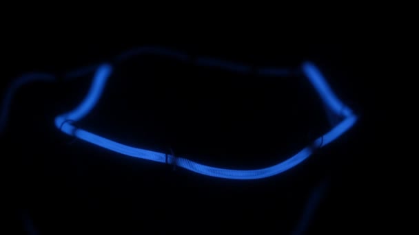 Peningkatan dan penurunan kekuatan lampu pijar biru yang halus . — Stok Video