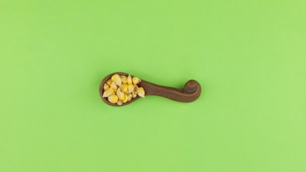 Zoom de una cuchara de barro con grano de maíz. Tecla de croma, pantalla verde . — Vídeos de Stock