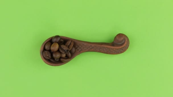 Zoom of a clay spoon with coffee bean. Chroma key, green screen. — Stock Video