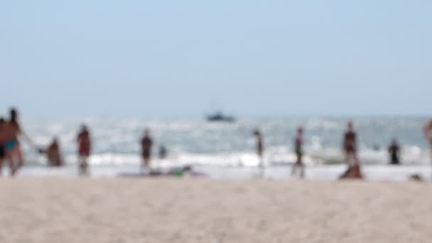 Vue imprenable sur la plage depuis la plage et en mer avec un bateau flottant . — Video